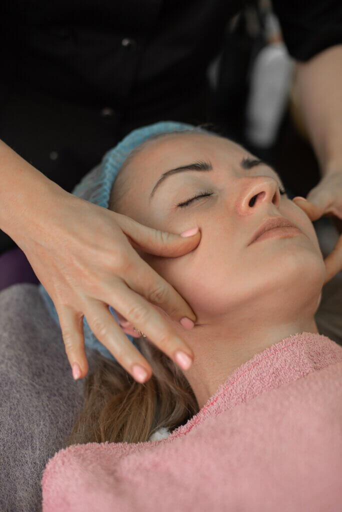 Cheekbone Contouring: Non-Surgical Options for Facial Contours 1 Cheekbone Contouring: Non-Surgical Options for Facial Contours